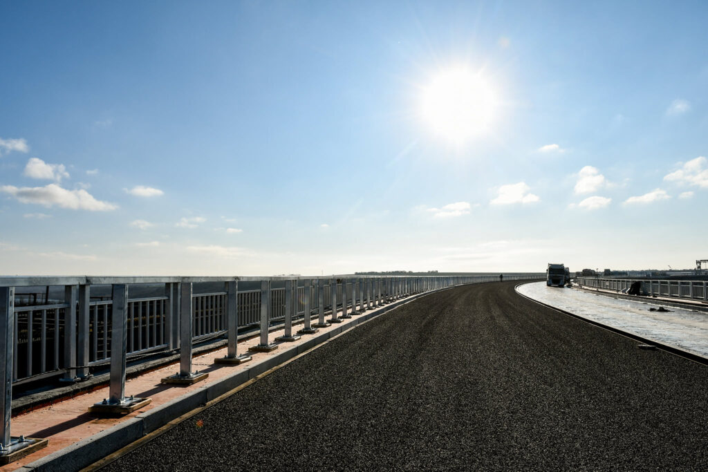 На запорожских мостах наносят влагозащитный слой асфальта