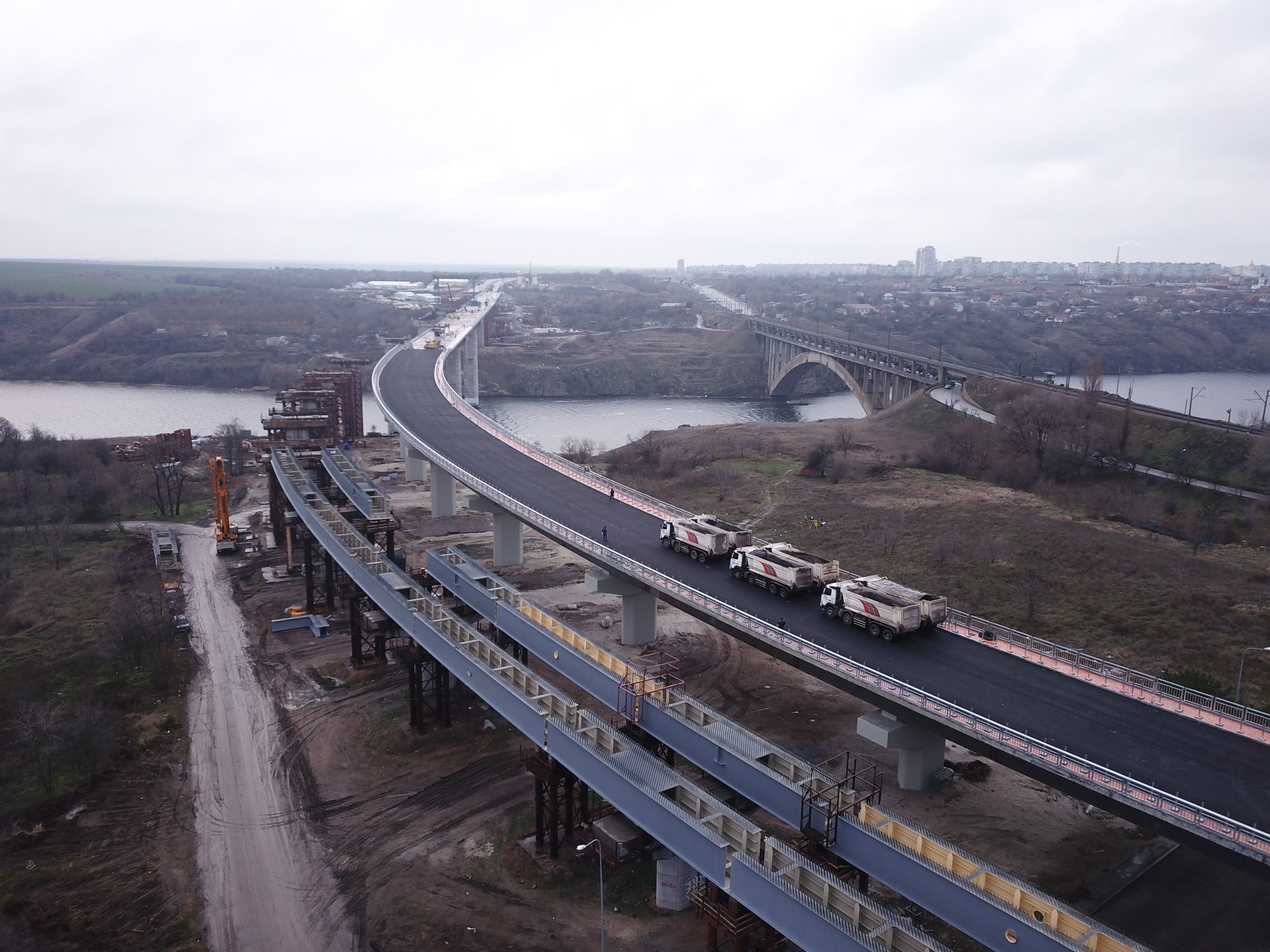 Движение по новому запорожскому мосту откроют 24 декабря