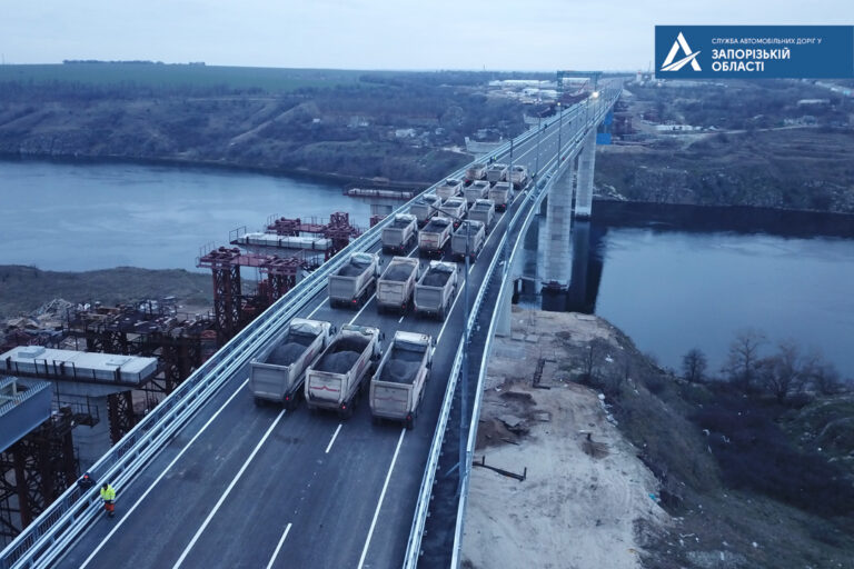 Новый мост в Запорожье прошел испытания перед приездом Зеленского