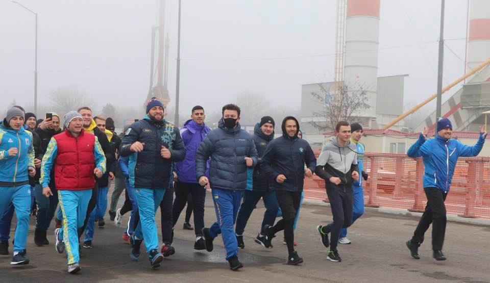 Запорожский губернатор провел 2020 год пробежкой по новому мосту
