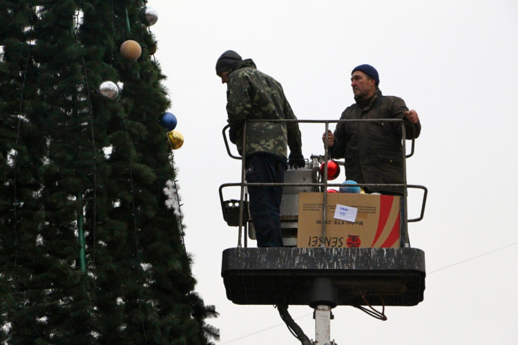 В Запорожье установили новогоднюю елку в сквере Театральном