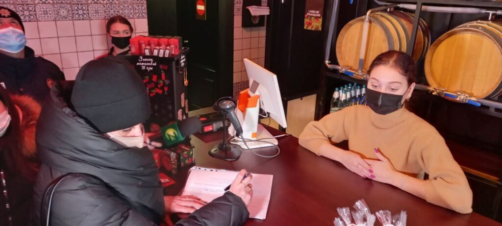 В центре Запорожье в кафе и магазинах проверили соблюдение карантина