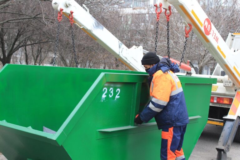 В Запорожье устанавливают специальные баки для крупногабаритного мусора