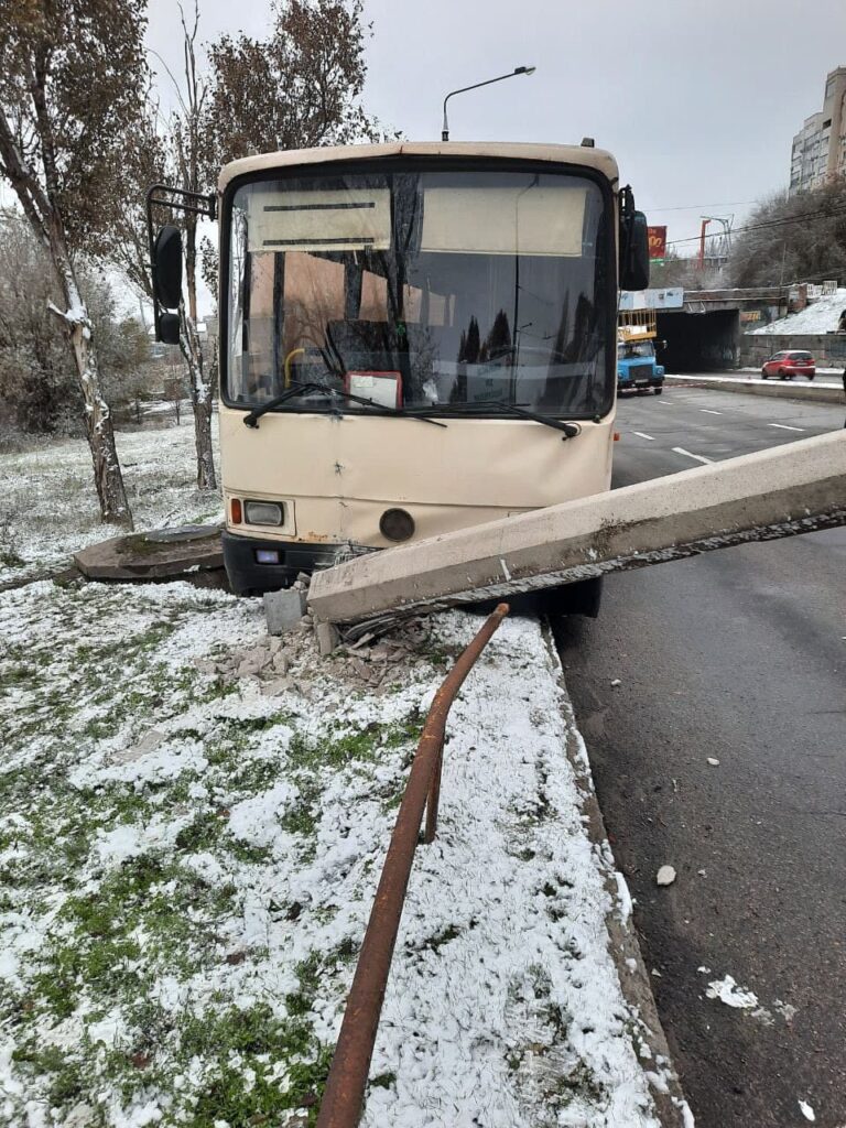 В центре Запорожья пассажирский автобус снес электроопору, – фото