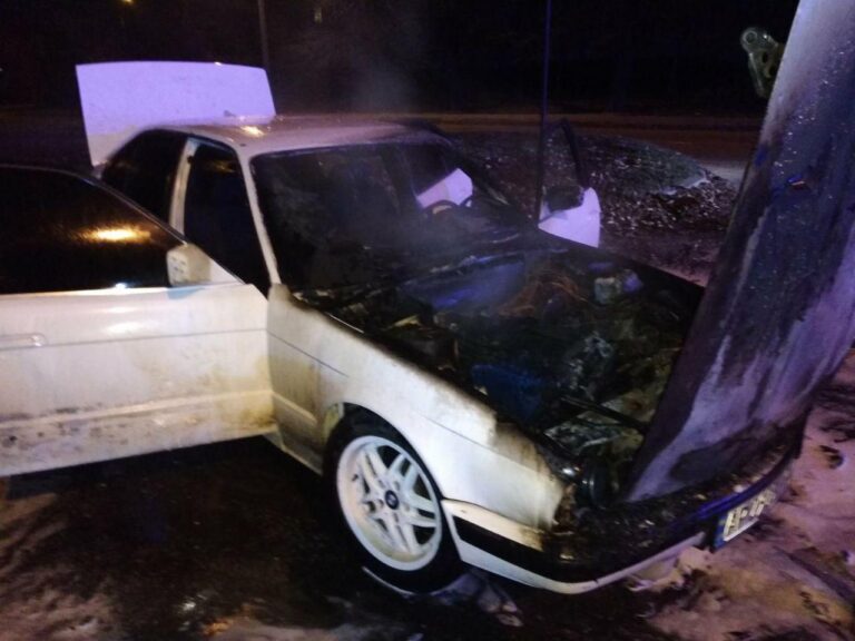 В Запорожье ночью сгорели два автомобиля, – фото