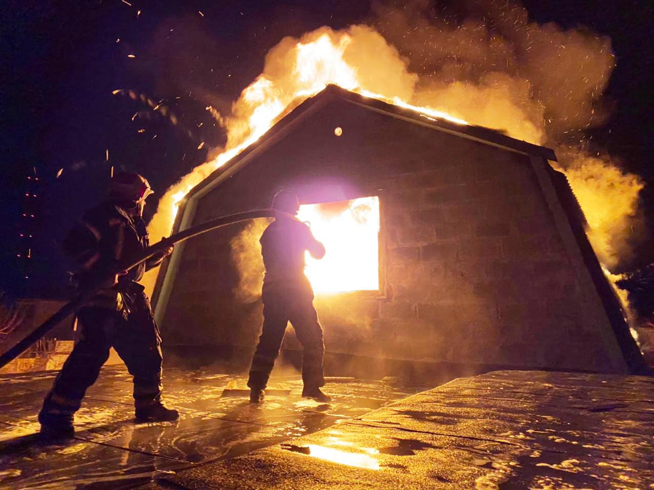 В Запорожской области сгорел жилой дом: полиция выясняет причины пожара