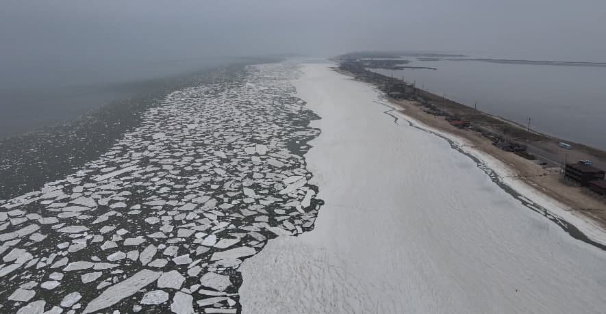 Азовское море покрылось слоем льда, – видео