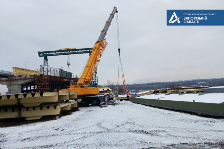 В Запорожье продолжают строительство балочного моста: что уже сделано