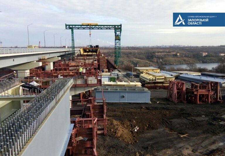 На балковом мосту в Запорожье смонтировали полтысячи тонн конструкций