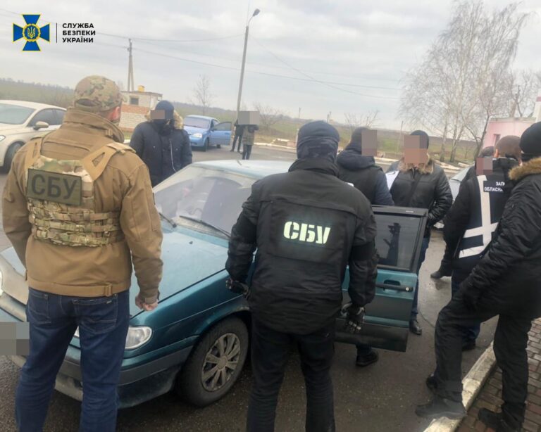В Запорожской области сотрудник фискальной службы покрывал нелегальную торговлю