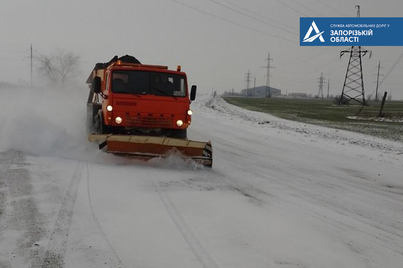 В Запорожской области расчистили заснеженные дороги, – фото
