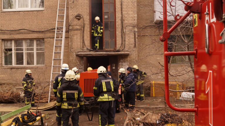 Запорожские спасатели вывели людей из загоревшегося дома, – фото, видео