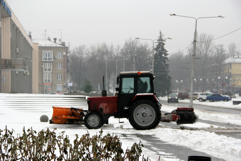 Как в Запорожье расчищают дороги от снега, – фото