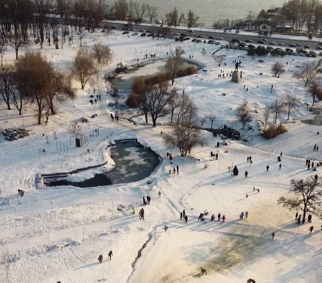 В Вознесеновском парке запорожцы устроили массовое катание на санках