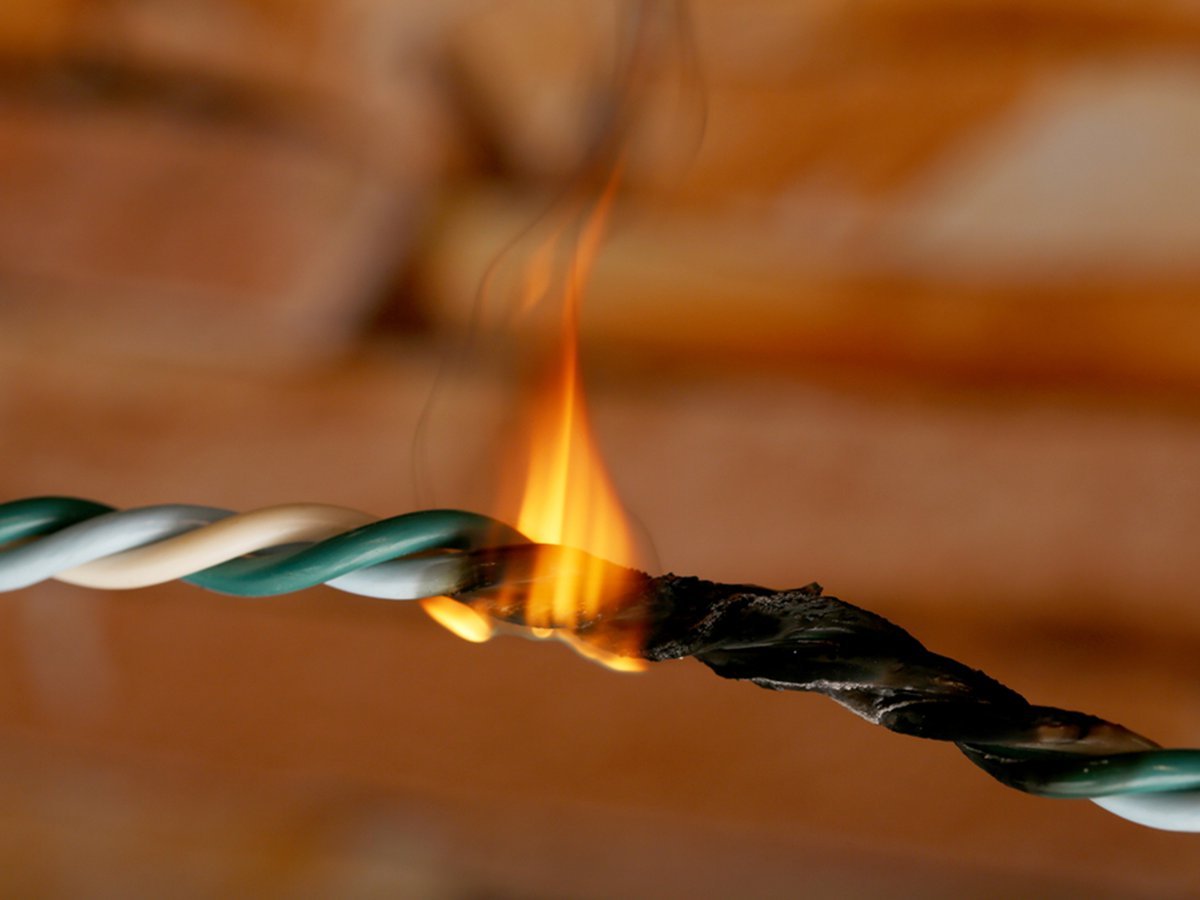 В Запорожье в жилом доме загорелась электропроводка