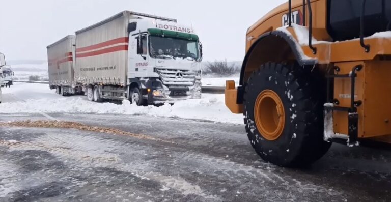 В Укравтодоре сообщили о сложной ситуации на дорогах