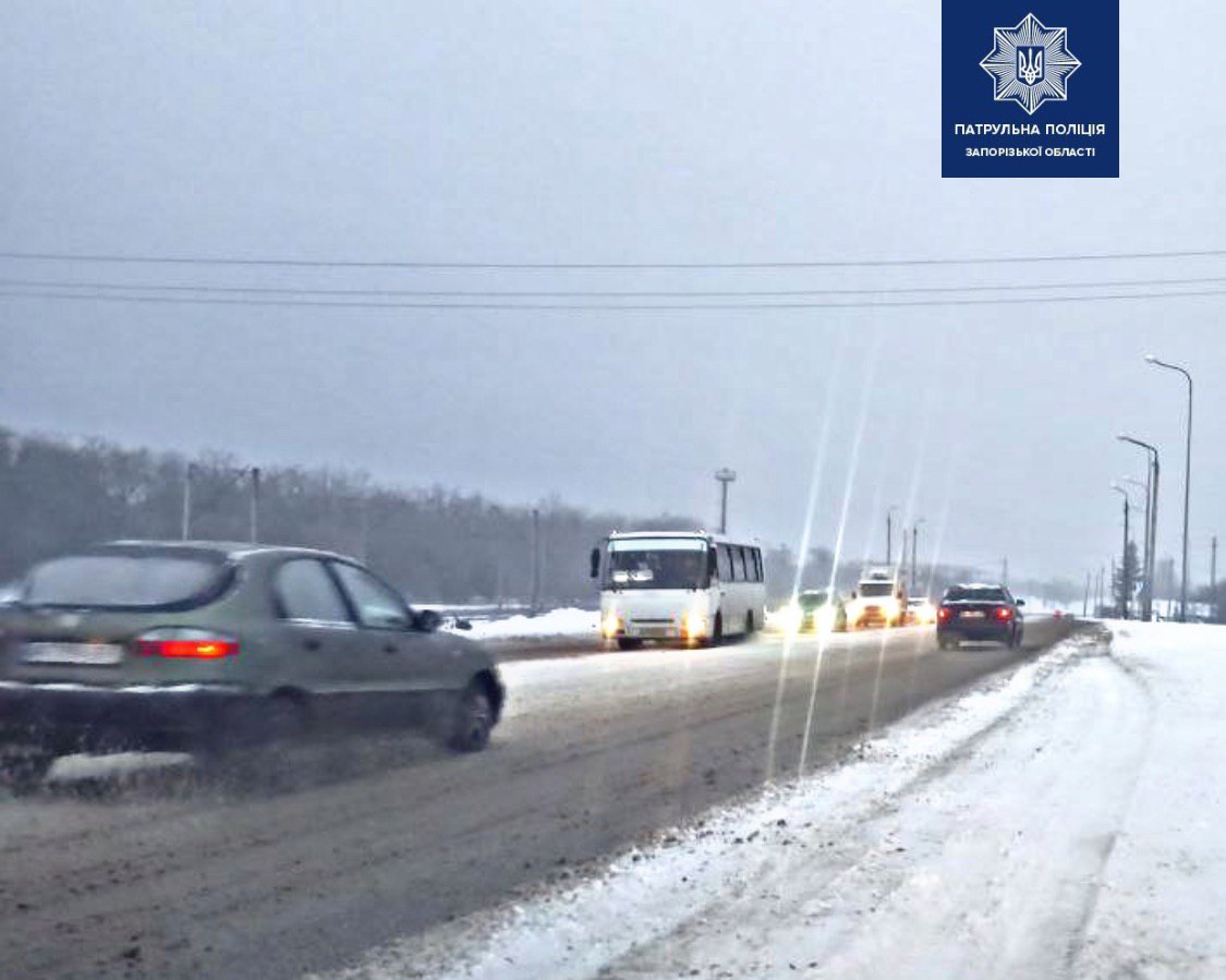 В Запорожской области для ликвидации последствий снегопада привлекли сотню спецтехники