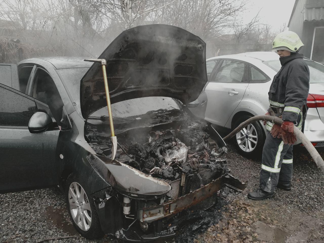 В Запорожье в Шевченковском районе горел автомобиль