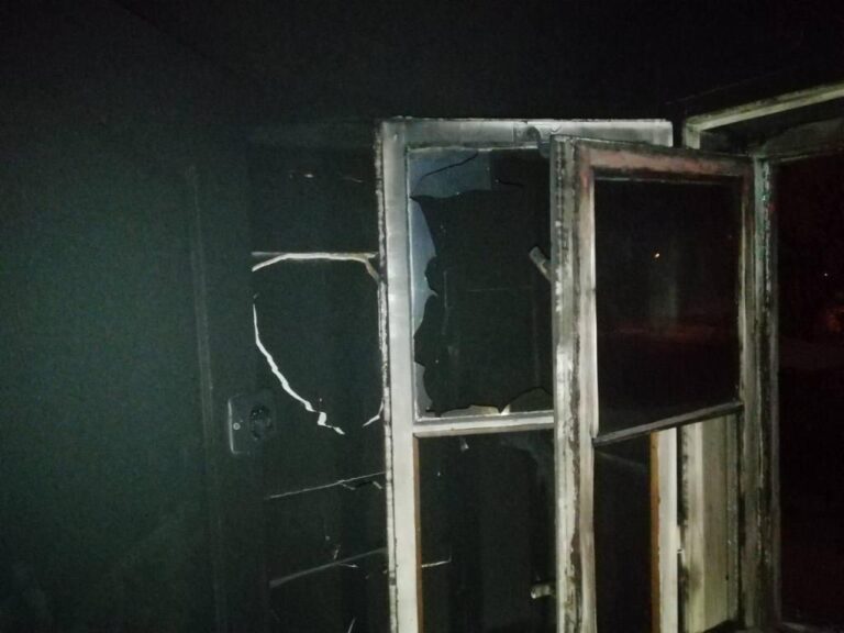 В Запорожье ночью сгорел жилой дом, – фото