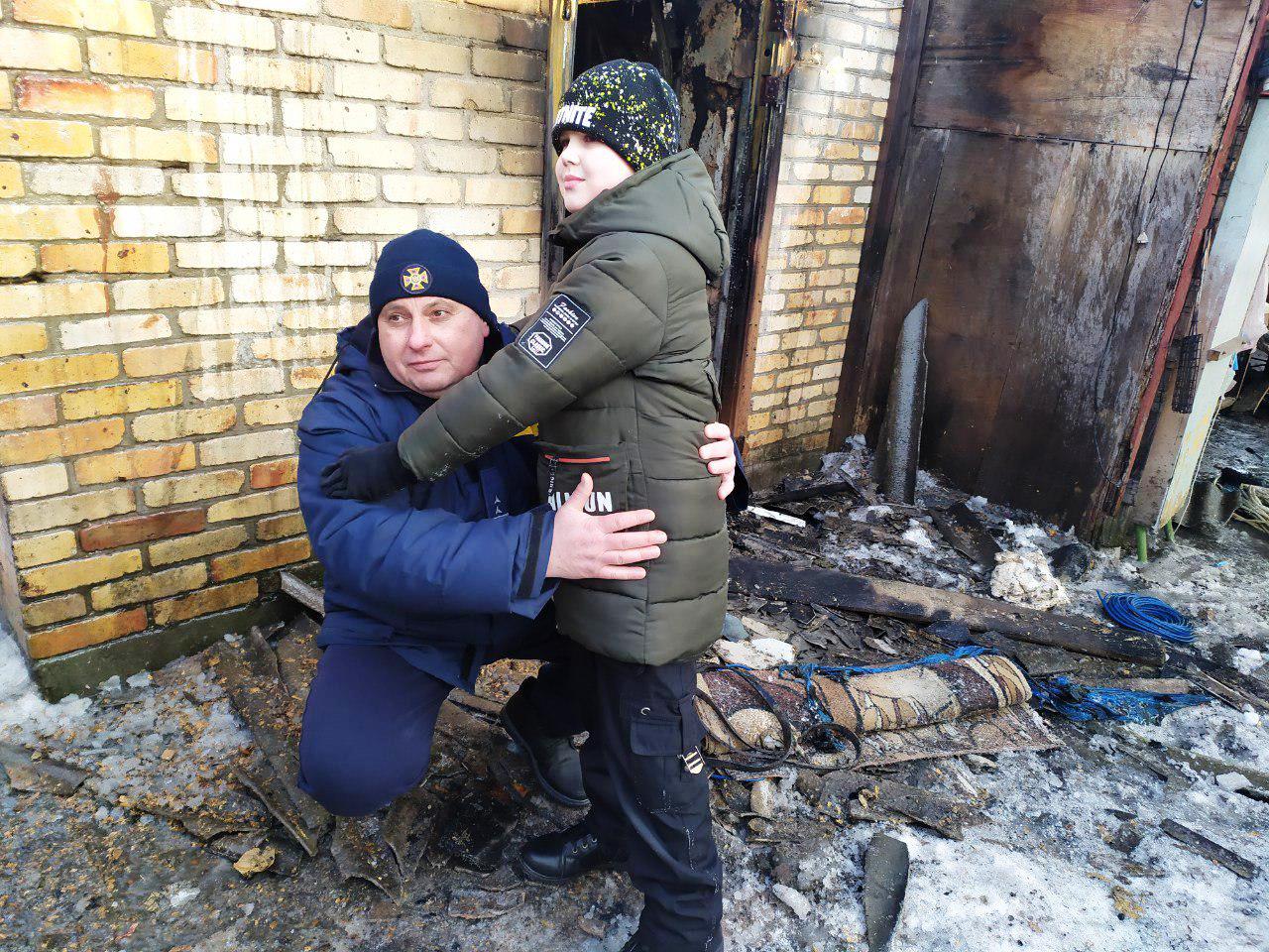 В Запорожье сотрудник ГСЧС героически спас ребенка из задымленного дома