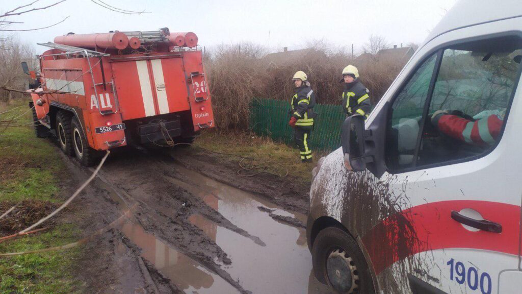 В Запорожской области на грунтовой дороге застрял автомобиль скорой помощи