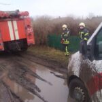 В Запорожской области на грунтовой дороге застрял автомобиль скорой помощи