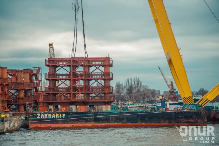 Плавучий кран «Захарий» приступил к строительству вантового моста в Запорожье