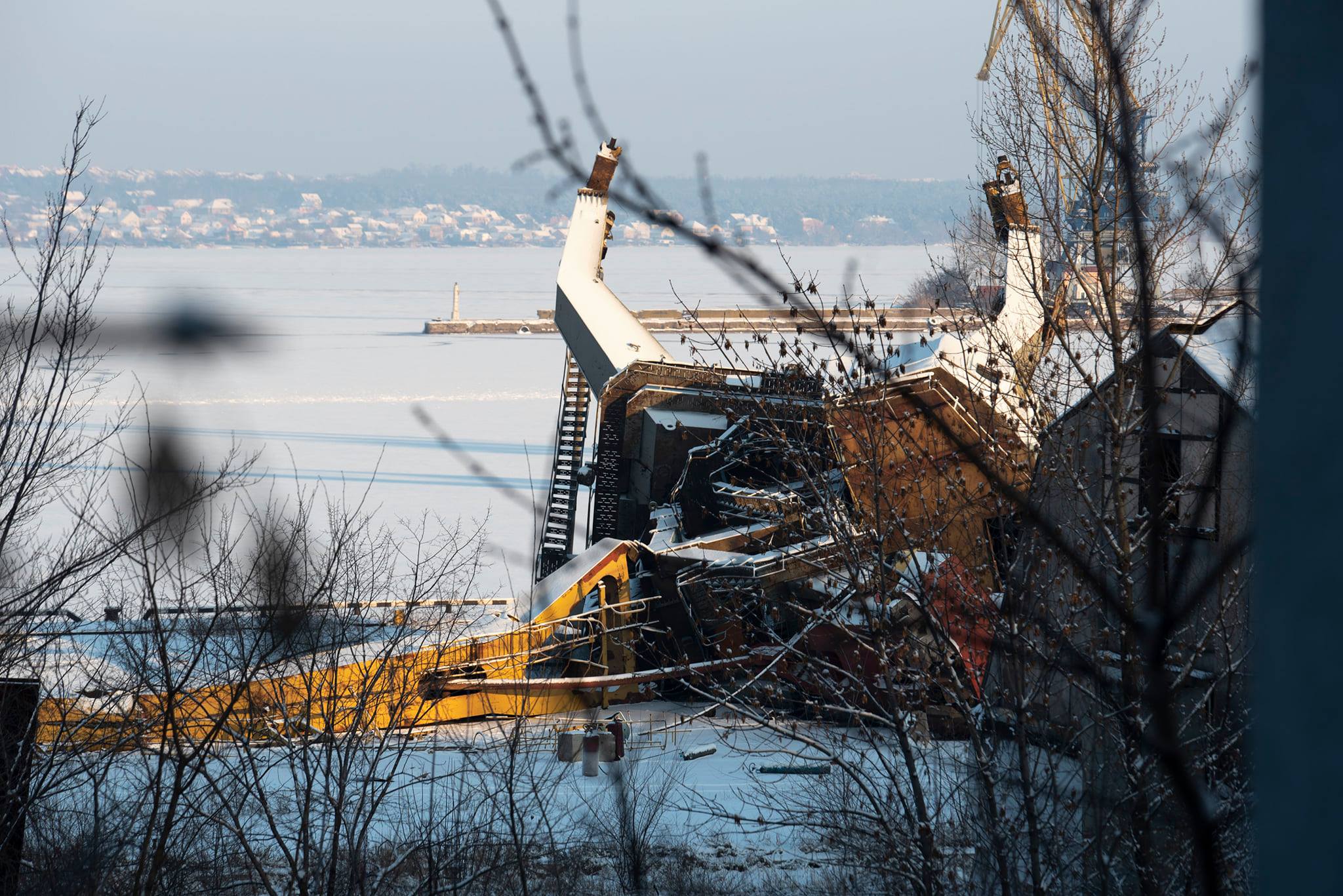 Запорожский фотограф опубликовал снимки разрушенного крана в порту Ленина, – ФОТО