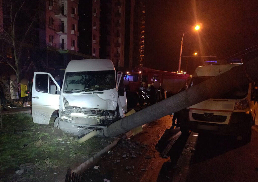 В Запорожье в ДТП с маршруткой пострадали 14 пассажиров