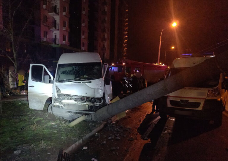 ДТП с маршруткой в Запорожье: пострадавшие получили травмы головы и конечностей
