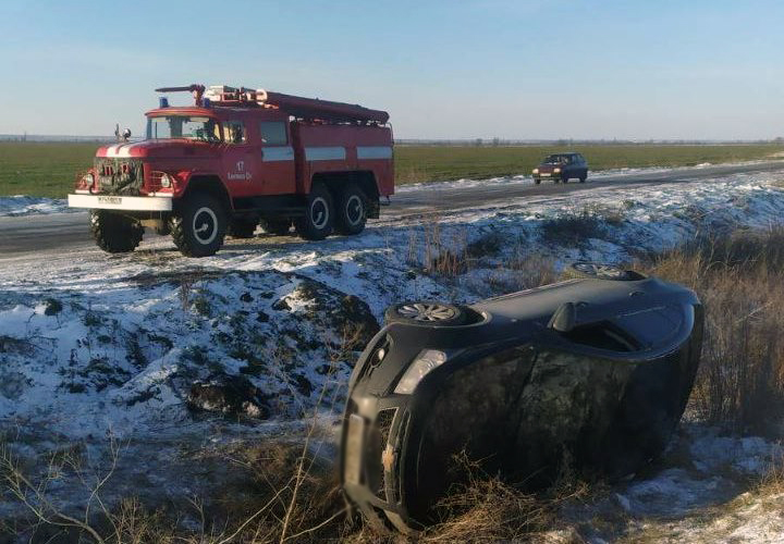 В Запорожской области на трассе перевернулся автомобиль