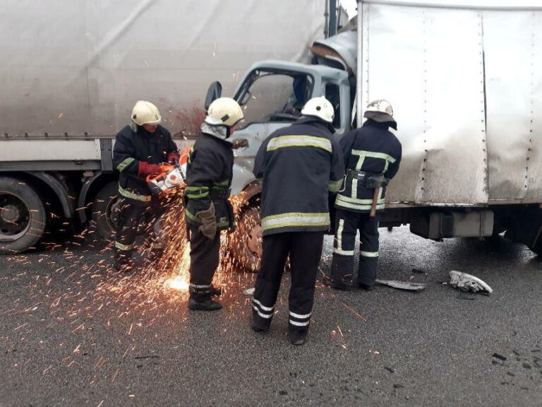 ДТП на трассе “Запорожье-Днепр”: водителя грузовика госпитализировали
