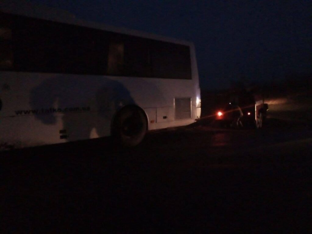 В Запорожской области в снегу застрял автобус с пассажирами