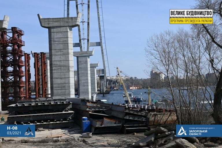 Строительство запорожских мостов закончили почти на половину, – ФОТО