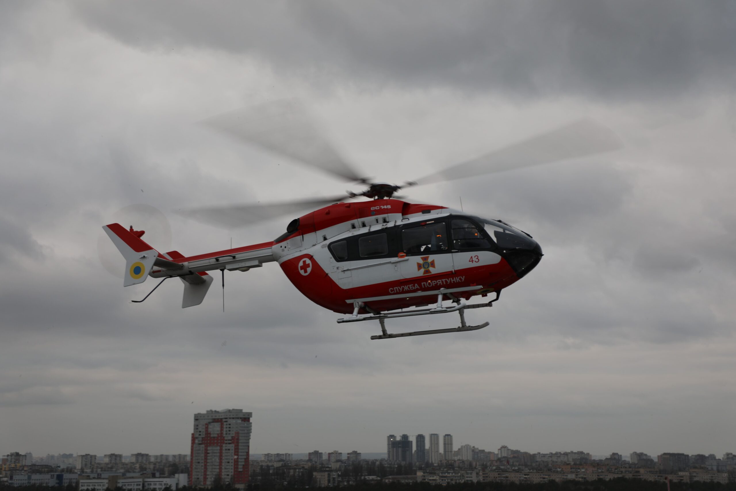 Спасатели на вертолете доставили пациента из Запорожья в Киев после пересадки сердца (ВИДЕО)