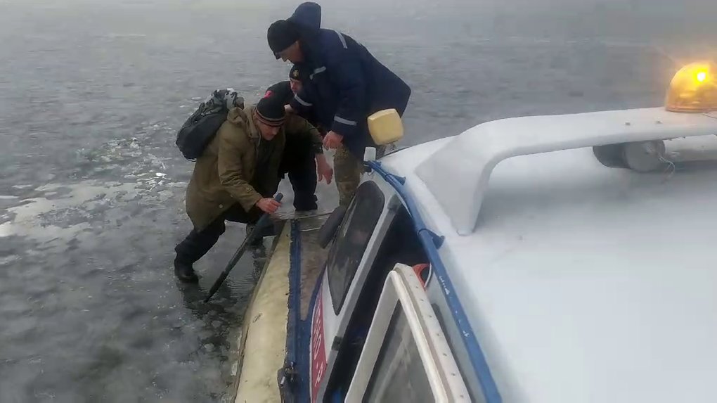 На льду в Каховском водохранилище спасли троих рыбаков