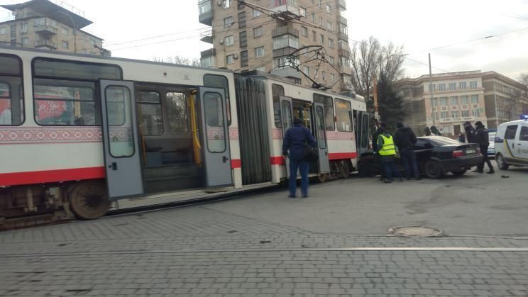 «BMW» влетела в трамвай возле центрального рынка в Запорожье