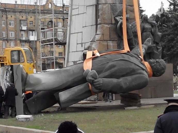 В Запорожье 5 лет назад снесли памятник Ленину: как это было