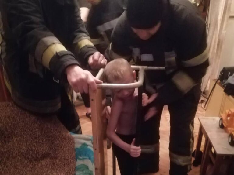 В Запорожье спасатели достали мальчика застрявшего в парте