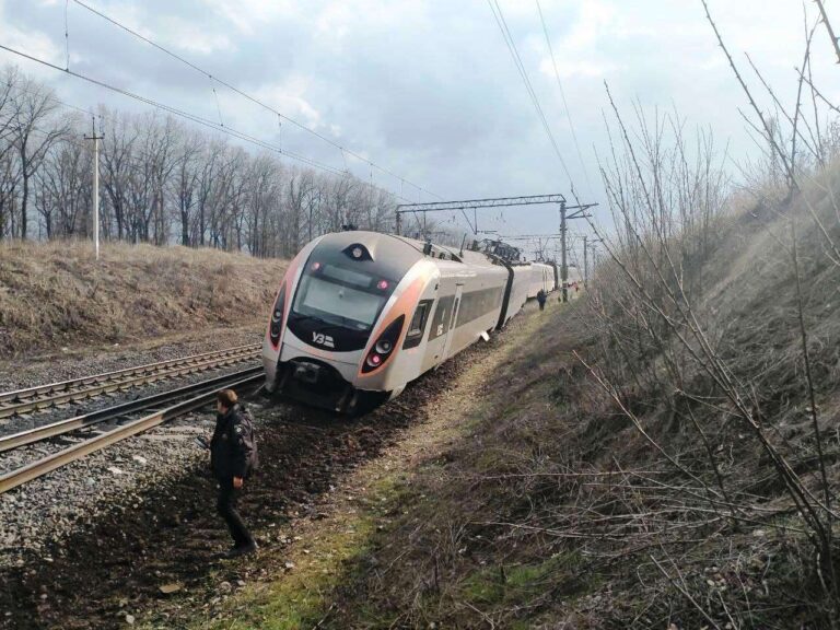 “Укрзалізниця” временно остановила движение поездов между Запорожьем и Днепром