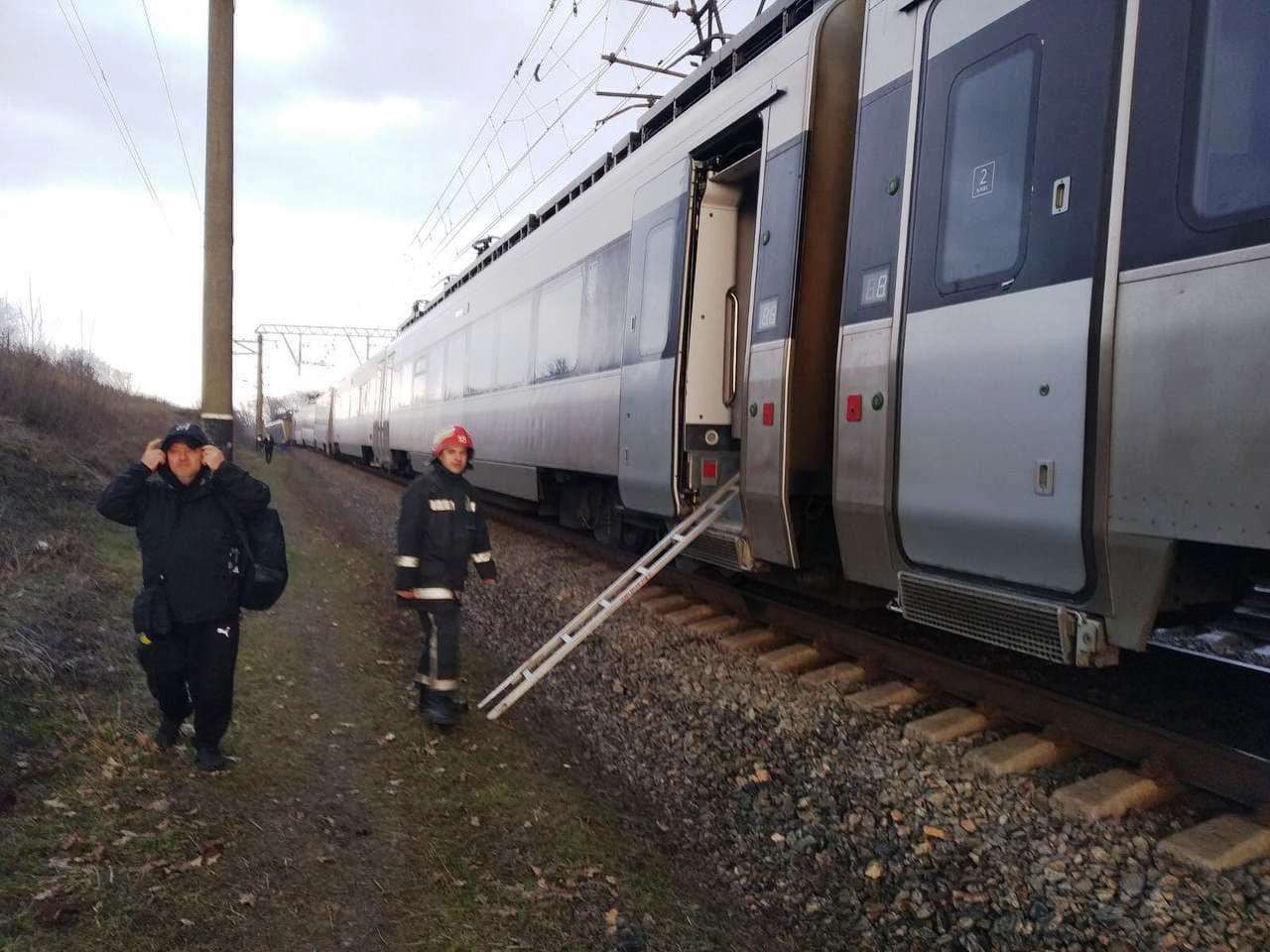 Официально: “Укрзалізниця” назвала причину аварии поезда Интерсити “Киев-Запорожье”