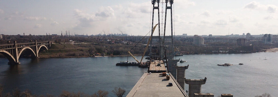 Строители поднялись на самую высокую точку вантового моста в Запорожье (ВИДЕО)
