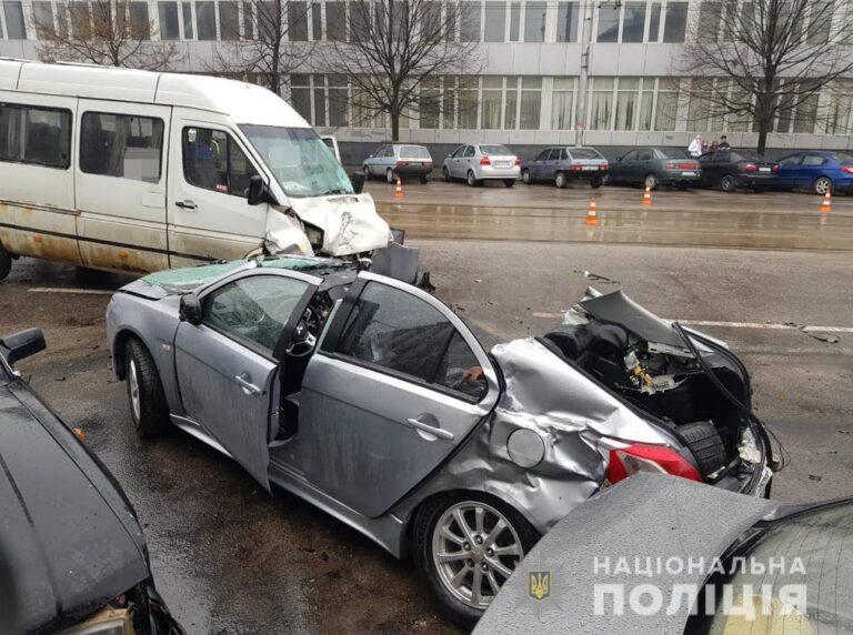 Водитель Mitsubishi, который устроил ДТП возле ЗАЗа, умер в больнице