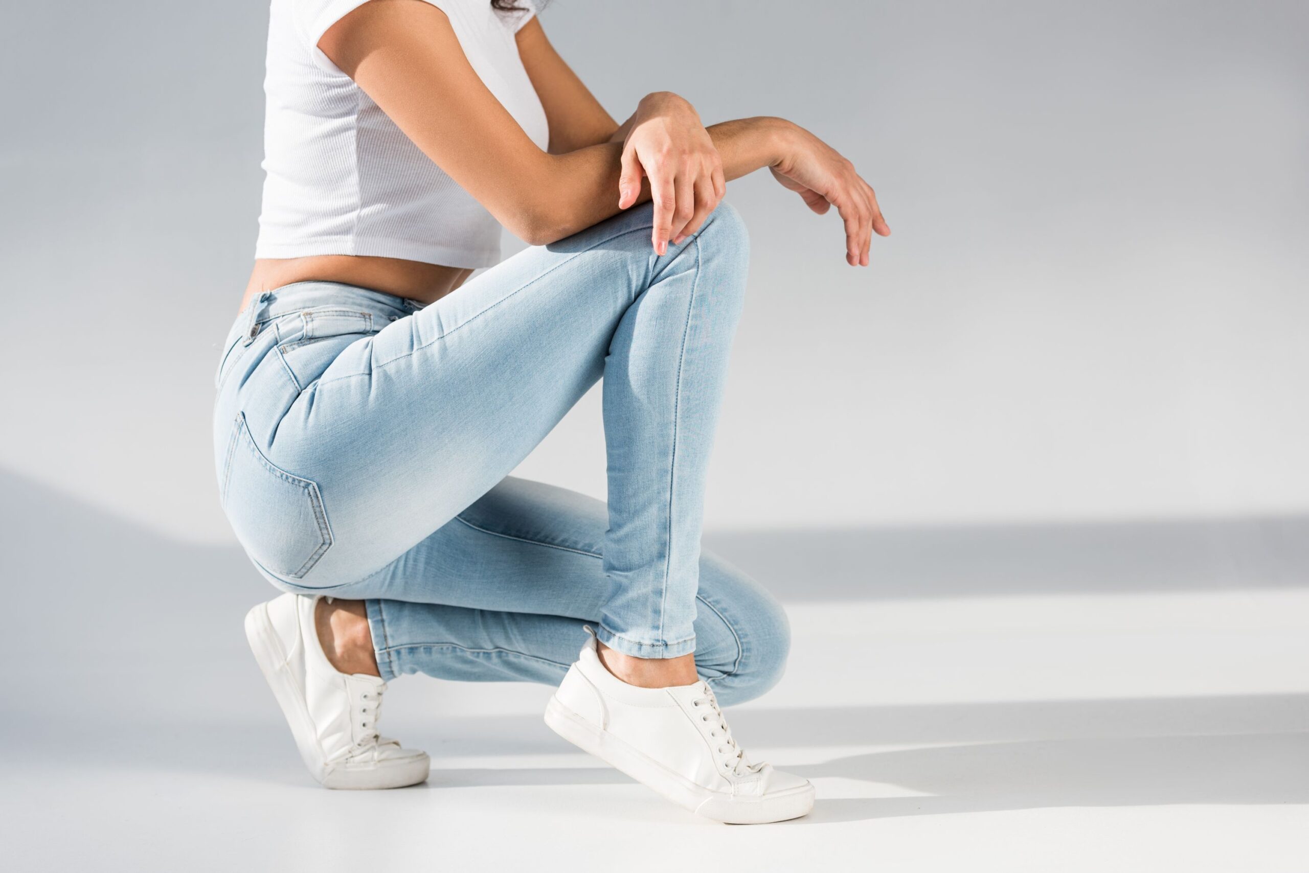 Не только джинсы: какие брюки будут в тренде летом 2021
