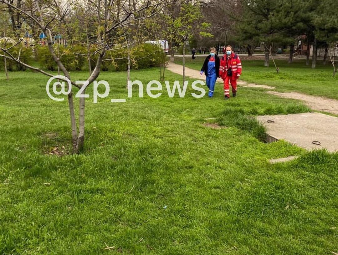 В запорожском парке маленький ребенок провалился в яму возле детской площадки