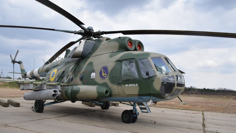 Вертолет “Мотор Сичи” Ми-8, оснащенный авиационными ракетами, прошел испытания
