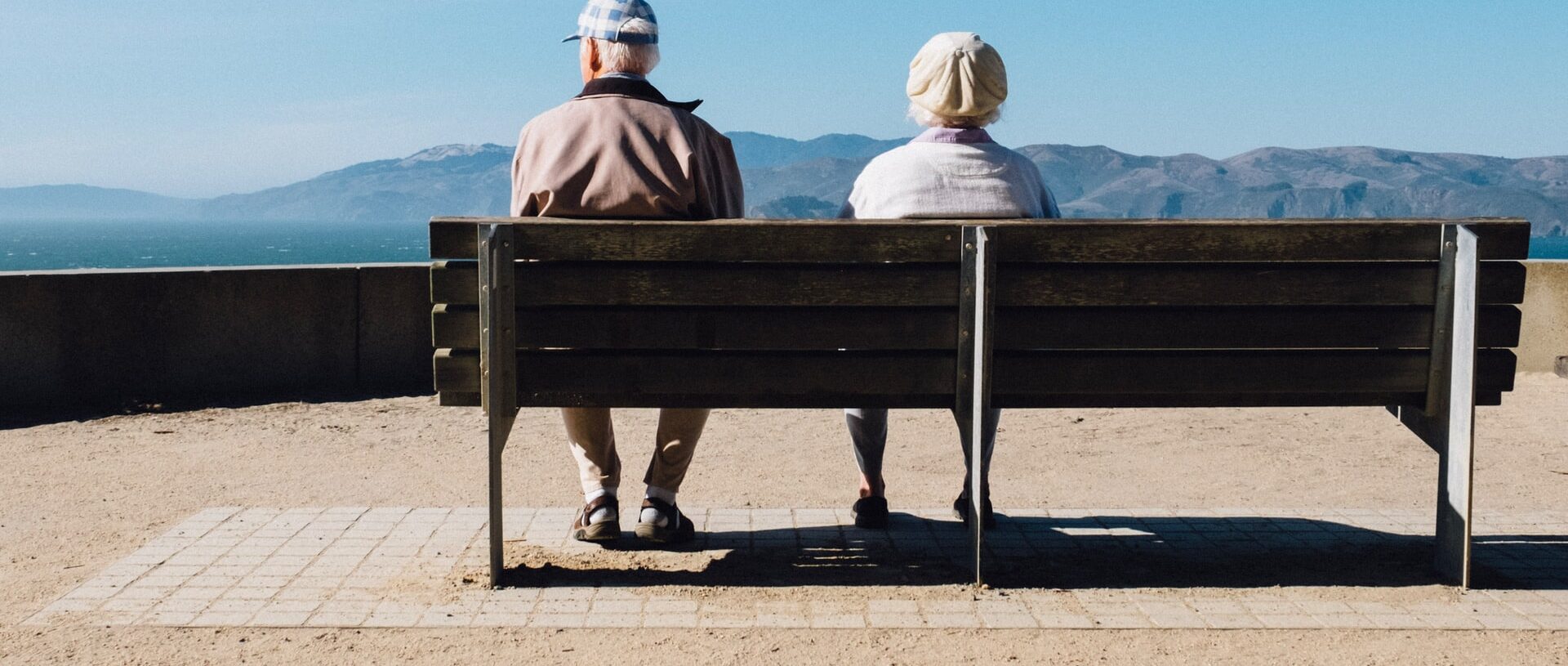 Возрастные надбавки к пенсии: кому и сколько положено