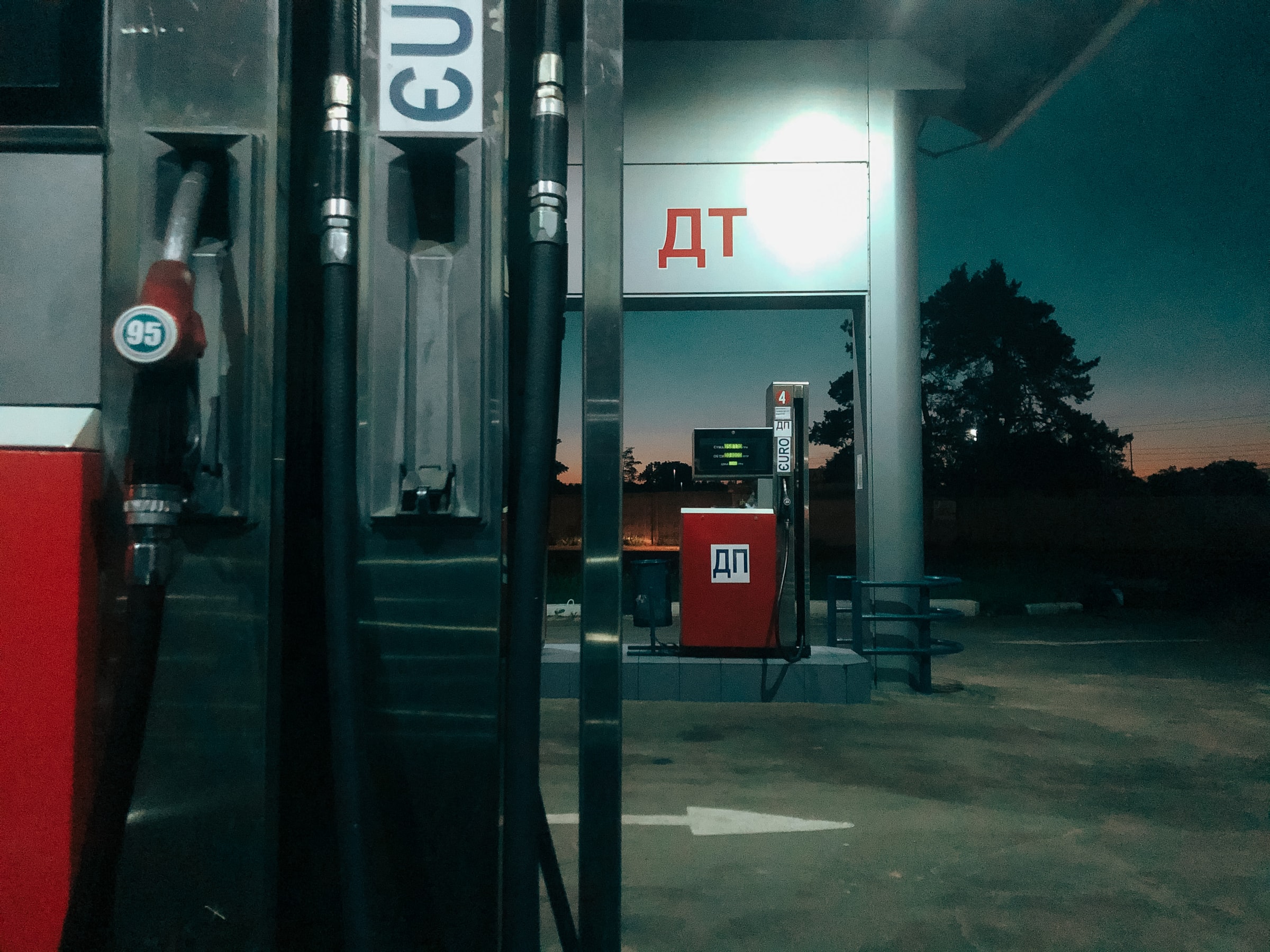 На украинских АЗС существенно выросли цены на бензин