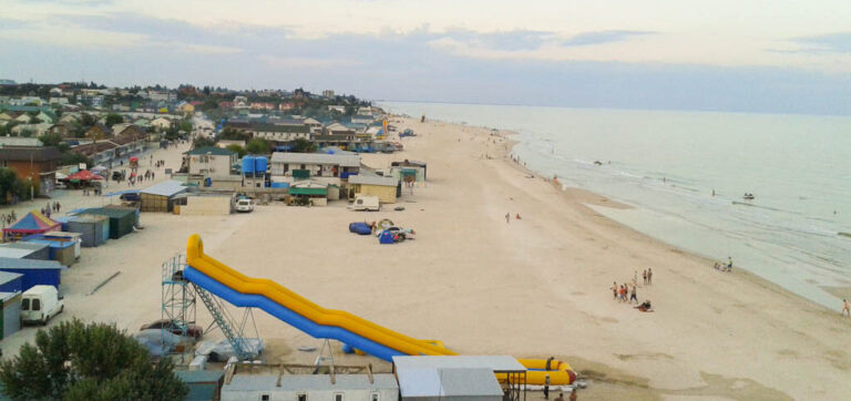 В Кирилловке полиция демонтировала незаконный шлагбаум на пляже (ВИДЕО)