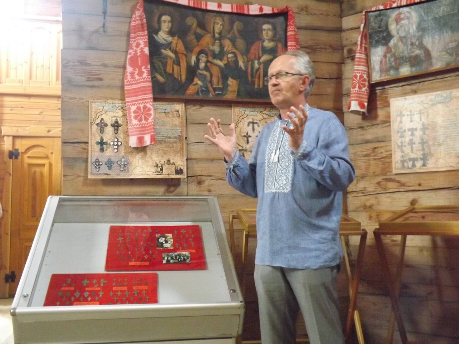 В Запорожье открылась выставка уникальных древних нательных крестиков